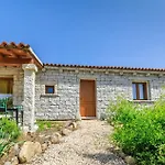 Surrounded By Greenery With Swimming Pool In Just 300 Meters From The Sea 3* バデージ