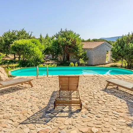 Aparthotel Surrounded By Greenery With Swimming Pool In Just 300 Meters From The Sea Badesi
