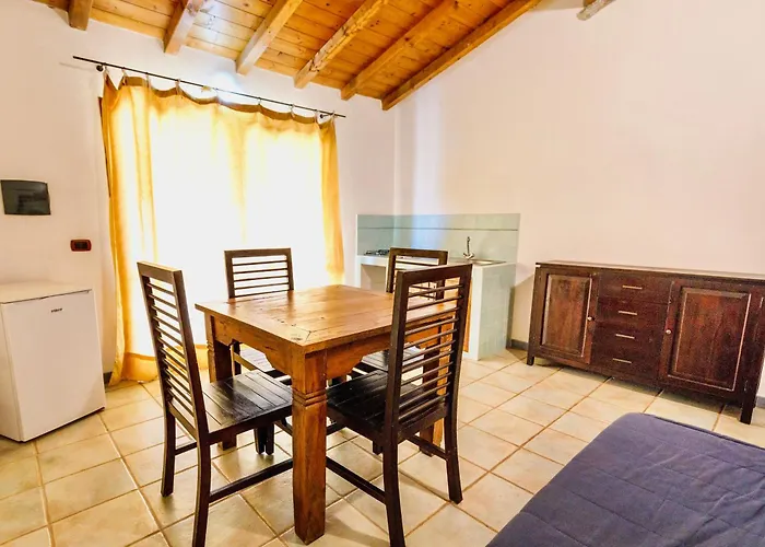 Surrounded By Greenery With Swimming Pool In Just 300 Meters From The Sea מלון דירות