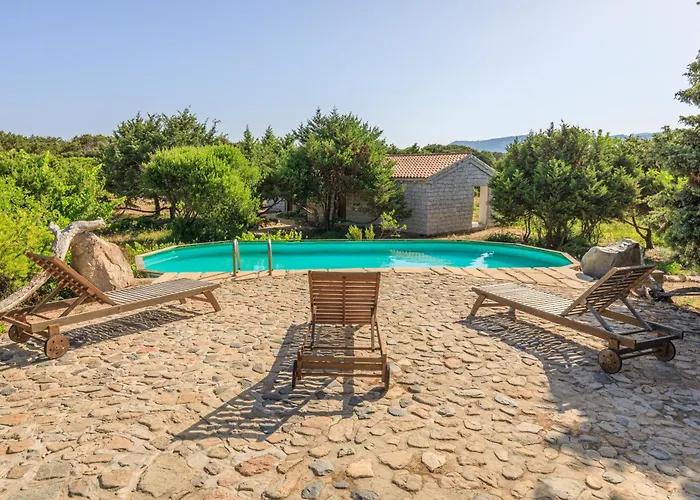 מלון דירות Surrounded By Greenery With Swimming Pool In Just 300 Meters From The Sea